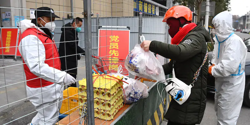 Un fattorino porta beni di prima necessità in una zona residenziale a Xi'an, in Cina, il 31 dicembre 2021 (Tao Ming/Xinhua via ZUMA Press, ANSA)