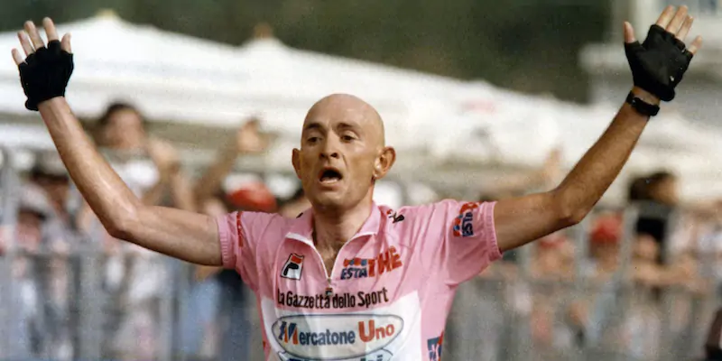 L'arrivo di Marco Pantani al termine di una tappa del Giro d'Italia del 1998 (LaPresse)

Busta n° 9861