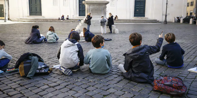 Bambini seguono una lezione all'aperto in piazza della Minerva, a Roma (Cecilia Fabiano/ LaPresse) 