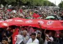 In Tunisia migliaia di persone stanno protestando contro la decisione del presidente Kais Saied di sciogliere il Consiglio superiore della magistratura