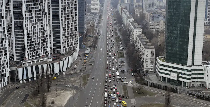 Una strada di Kiev bloccata dal traffico delle persone dirette fuori città. (AP Photo/Emilio Morenatti)