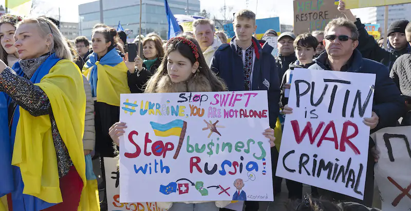 Una manifestazione contro l'invasione russa in Ucraina davanti alla sede dell'ONU a Ginevra, in Svizzera. (Salvatore Di Nolfi/Keystone via AP)