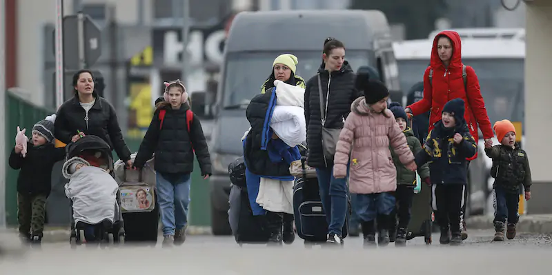 Ucraini scappati dal loro paese arrivano a Medyka, in Polonia (AP Photo/Visar Kryeziu)