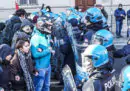 Le critiche a Lamorgese sui metodi usati dalla polizia nelle manifestazioni studentesche