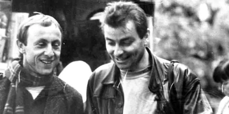Luigi Bergamin (a sinistra) insieme a Cesare Battisti in una foto pubblicata all'interno di un resoconto di sorveglianza da parte della polizia italiana nei primi anni Novanta (Ansa) 