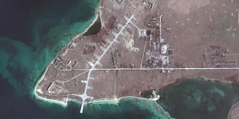 Un'immagine diffusa da Maxar mostra alcuni elicotteri militari russi in una base militare pressi del lago Donuzlav, in Crimea, 13 febbraio 2022 (EPA/MAXAR TECHNOLOGIES HANDOUT)