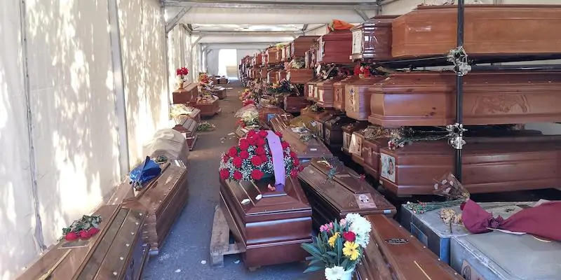 Le bare accumulate al cimitero di Santa Maria dei Rotoli (ANSA/FRANCESCO TERRACINA)
