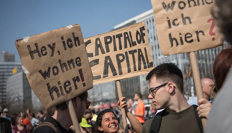 Una manifestazione per chiedere maggiore accesso alle case a Berlino nel 2019 (Steffi Loos/Getty Images)