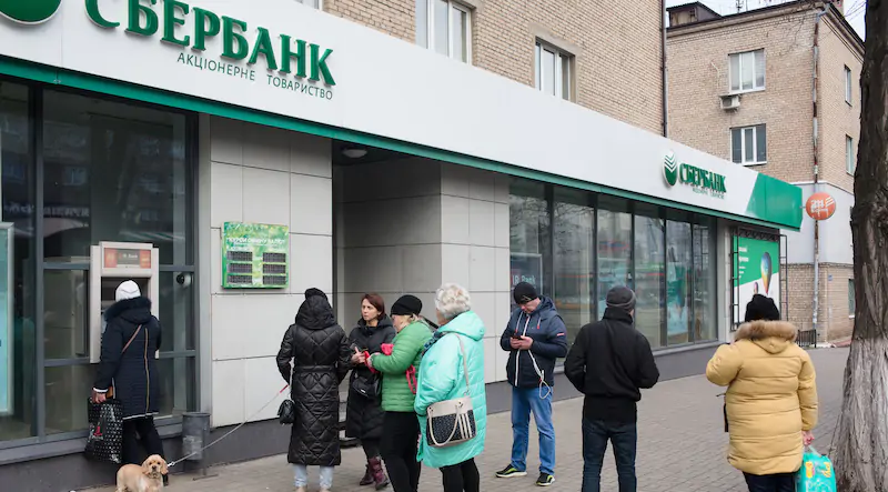 La fila fuori da una banca russa a Kramatorsk, in Ucraina. (Anastasia Vlasova/Getty Images)