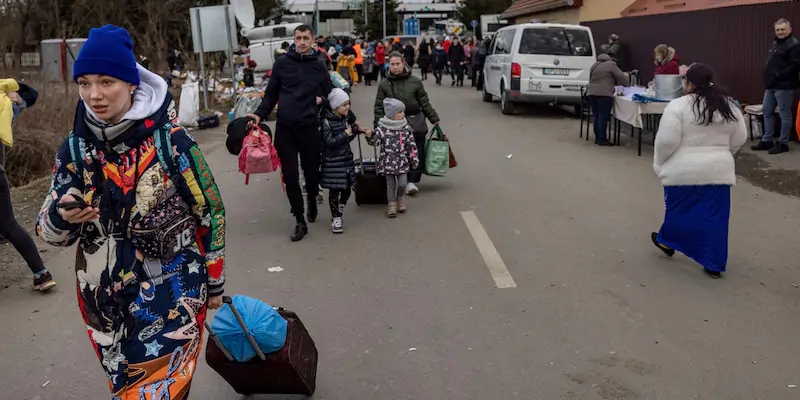 Profughi al confine tra Ucraina e Ungheria (Photo by Janos Kummer/Getty Images)