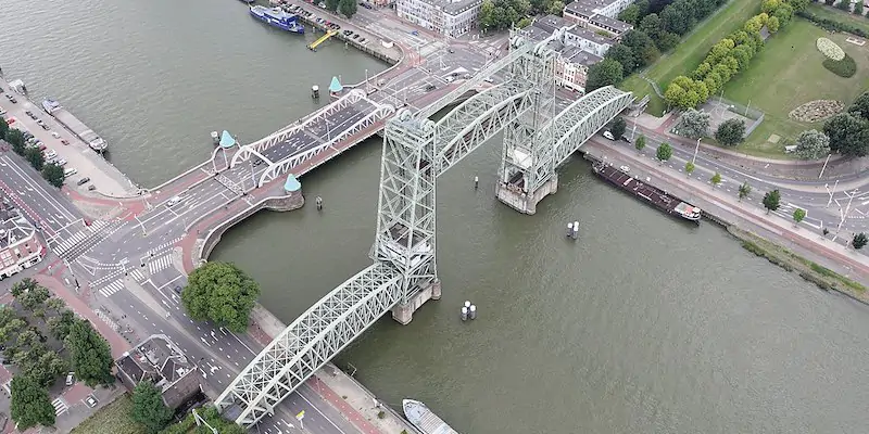 Un ponte storico di Rotterdam sarà smontato per far passare il superyacht di Jeff Bezos