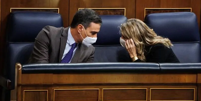 Pedro Sánchez e Yolanda Díaz durante la discussione sulla riforma del lavoro, Madrid, 3 febbraio 2022 (YouTube)

