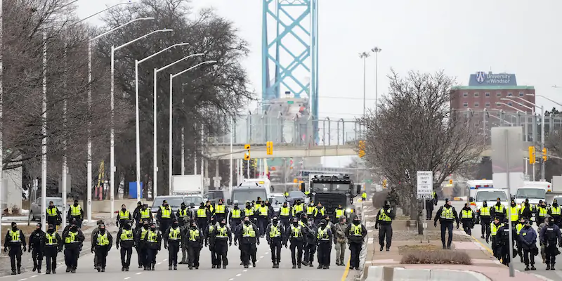 La polizia canadese impegnata nell'operazione di sgombero, il 13 febbraio del 2022 (Nathan Denette/The Canadian Press via AP)