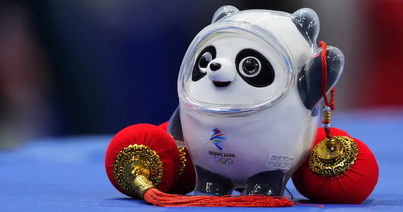 Bing Dwen Dwen, la mascotte delle Olimpiadi invernali di Pechino (AP Photo/ Natacha Pisarenko)