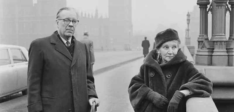 Jorge Luis Borges a Londra con sua madre Leonor Acevedo Suarez nel 1963 (Harry Dempster/Daily Express/Hulton Archive/Getty Images)