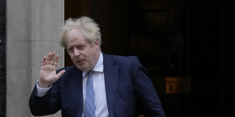Il primo ministro britannico esce dalla sua residenza al numero 10 di Downing Street, a Londra, il 2 febbraio 2022 (AP Photo/Alastair Grant)