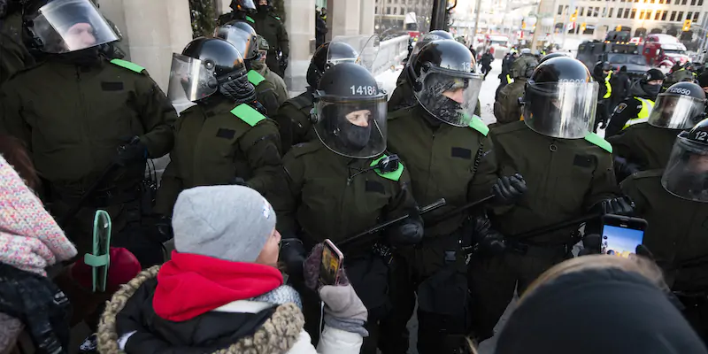 La polizia canadese impegnata nello sgombero del Freedom Convoy (THE CANADIAN PRESS/Justin Tang)