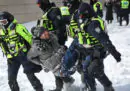 La polizia di Ottawa ha arrestato più di 100 persone tra i manifestanti del Freedom Convoy