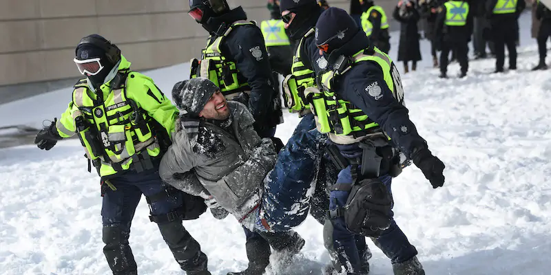 L'arresto di un membro del movimento di protesta contro le restrizioni per il coronavirus noto come Freedom Convoy a Ottawa, in Canada, il 18 febbraio 2022 (Scott Olson/Getty Images)