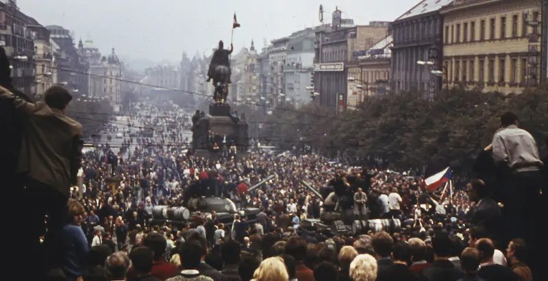 La protesta, a Praga, contro l'invasione russa della Cecoslovacchia, nel 1968 (AP Photo, File)