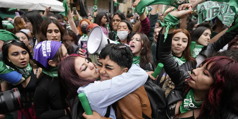 Attiviste in favore del diritto all'aborto festeggiano la decisione della Corte a Bogotà, lunedì 21 febbraio (AP Photo/ Fernando Vergara)