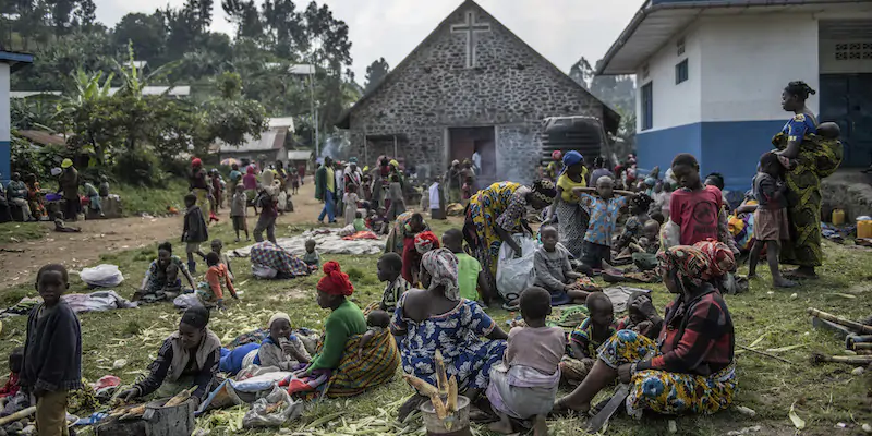 Congolesi rifugiati vicino a una chiesa e fuggiti agli scontri tra l'esercito e una banda armata locale (AP Photo/Moses Sawasawa)