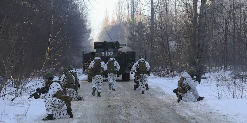 Militari ucraini durante un'esercitazione, a inizio febbraio del 2022 (AP Photo/Mykola Tymchenko)