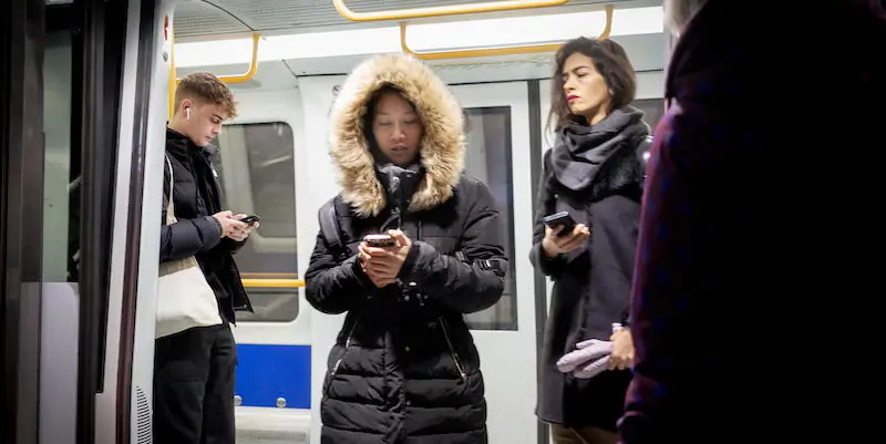 Alcune persone in un vagone della metropolitana di Copenaghen, in Danimarca, dove da oggi non è più obbligatorio indossare le mascherine (ANSA/EPA/LISELOTTE SABROE)