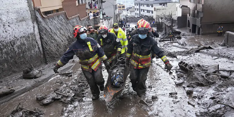 I soccoritori a Quito, in Ecuador, martedì primo febbraio (AP Photo/ Dolores Ochoa)