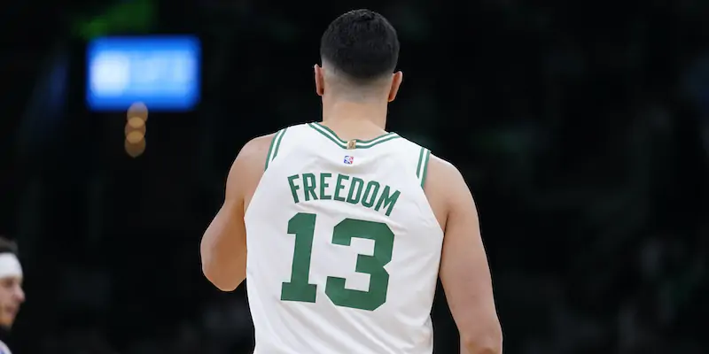 Enes Kanter Freedom con i Boston Celtics lo scorso 2 dicembre (AP Photo/Charles Krupa)