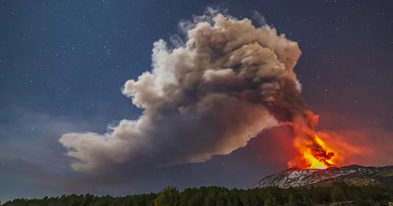 L'eruzione dell'Etna vista da Nicolosi, a nord-ovest di Catania (AP Photo/ Salvatore Allegra)
