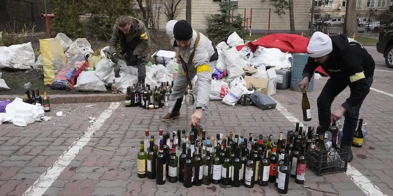 Volontari civili preparano delle bombe molotov a Kiev, domenica 27 febbraio
(AP Photo/Efrem Lukatsky)