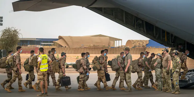 Soldati francesi lasciano una base in Mali, nella regione africana del Sahel (AP Photo/Jerome Delay, File)