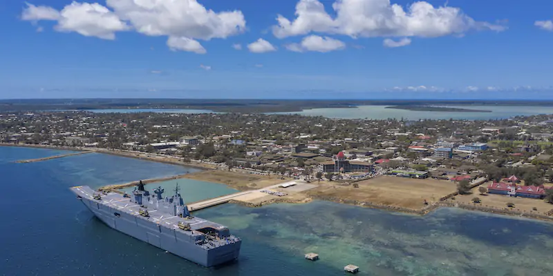 La nave australiana HMAS Adelaide al porto di Nuku'alofa, la capitale di Tonga, lo scorso 27 gennaio (POIS Christopher Szumlanski/ Australian Defence Force via AP)