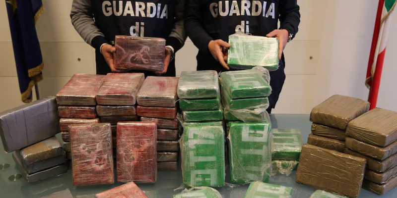 Alcuni dei panetti di cocaina sequestrati a bordo della nave Adelaide (Foto Guardia di Finanza)