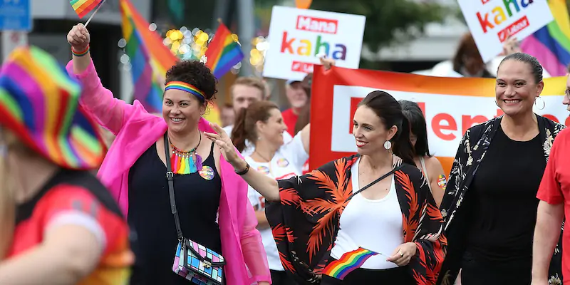 La prima ministra neozelandese Jacinda Ardern durante la sfilata del Pride a Auckland nel 2018 (Fiona Goodall/ Getty Images)