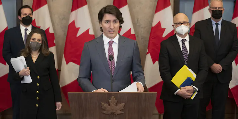 Il primo ministro canadese Justin Trudeau durante la conferenza stampa in cui ha annunciato l'adozione delle misure di emergenza federali, il 14 febbraio 2022 (Adrian Wyld/The Canadian Press via AP)