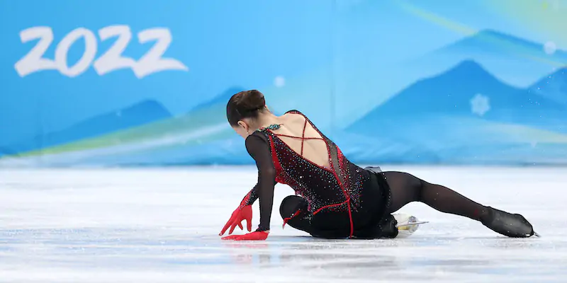La caduta di Kamila Valieva nel programma libero del pattinaggio artistico individuale alle Olimpiadi di Pechino (Matthew Stockman/Getty Images)