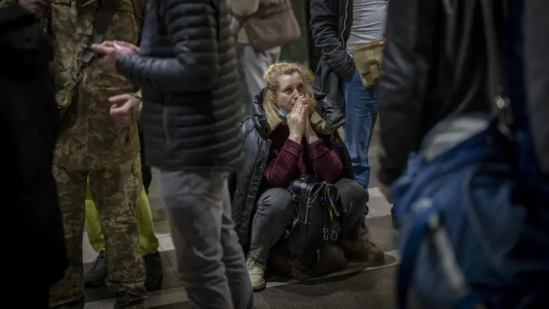 Sfollati nella metropolitana di Kiev, in Ucraina (AP Photo/Emilio Morenatti)