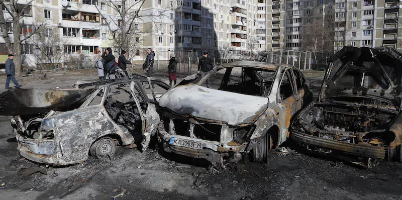 Auto distrutte dopo un bombardamento russo a Kiev (ANSA/EPA/SERGEY DOLZHENKO)
