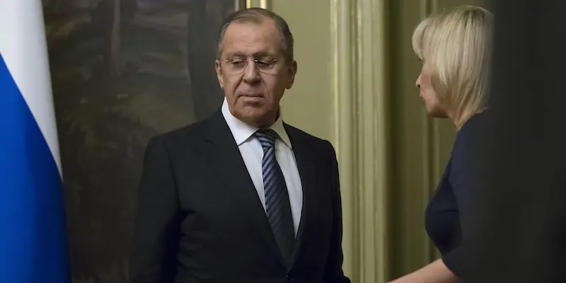 Il ministro degli Esteri russo Sergei Lavrov con la portavoce del ministero degli Esteri russo Maria Zakharova (AP Photo/Alexander Zemlianichenko)