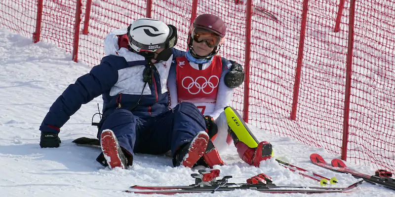 Mikaela Shiffrin consolata da un membro della nazionale di sci americana dopo l'errore nello slalom alle Olimpiadi di Pechino (AP Photo/Robert F. Bukaty)