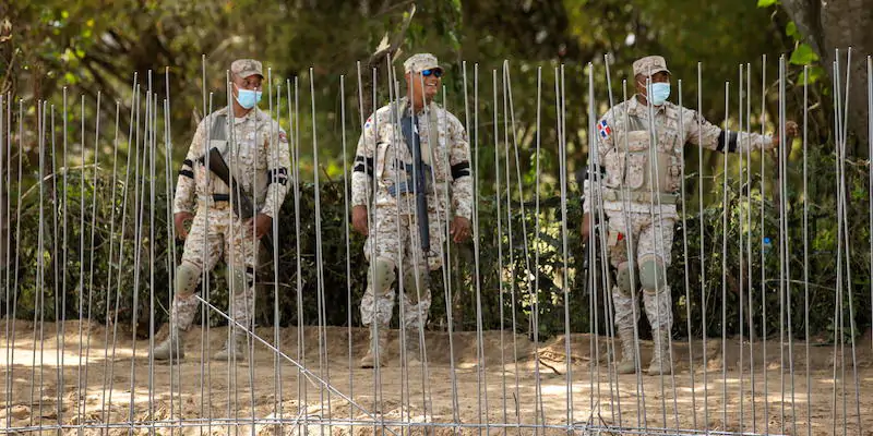 Soldati dominicani pattugliano i lavori per la costruzione del muro (EPA/ Orlando Barria)