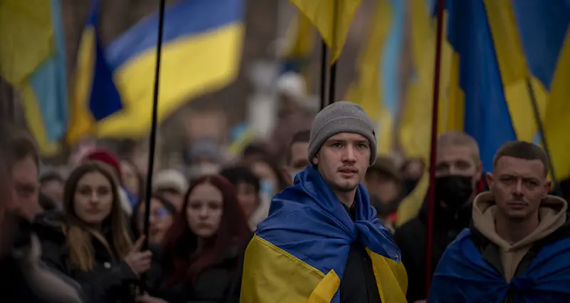 Una manifestazione a Odessa, in Ucraina, il 20 febbraio del 2022 (AP Photo/Emilio Morenatti)