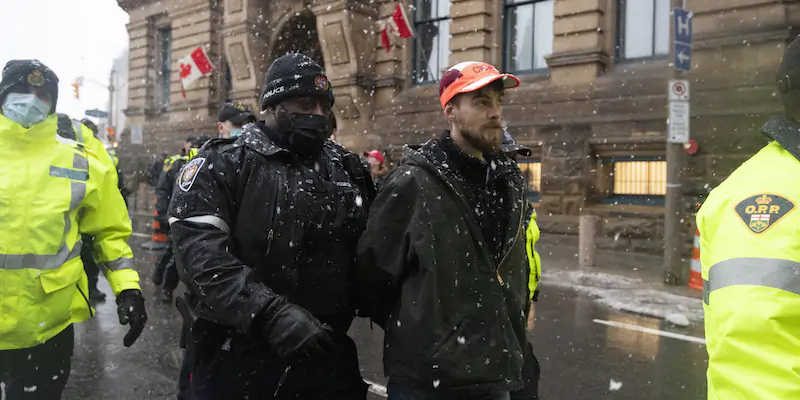 L'arresto di un manifestante del Freedom Convoy, a Ottawa (THE CANADIAN PRESS/Justin Tang via AP)