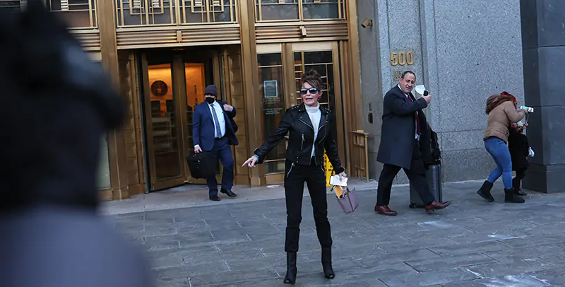 Sarah Palin parla coi giornalisti fuori dalla Corte federale a New York, lunedì (Michael M. Santiago/Getty Images)