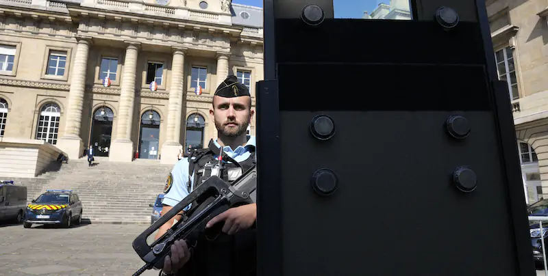 Un poliziotto davanti al tribunale di Parigi, dove si sta svolgendo il processo sugli attentati del novembre 2015 (AP Photo/Francois Mori)