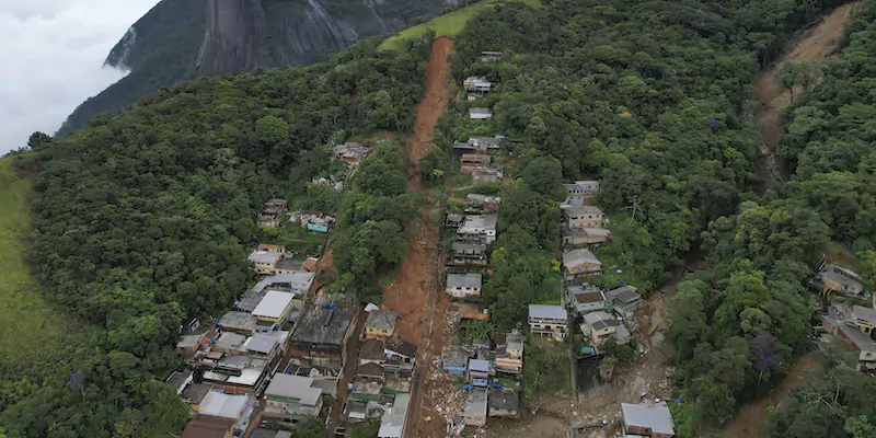 Il numero di persone morte per frane e alluvioni a Petropolis, in Brasile, è salito a 146