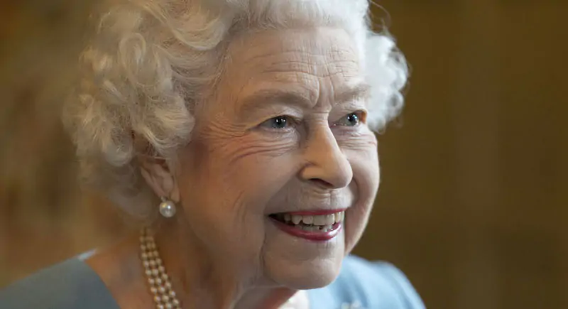 La Regina Elisabetta II del Regno Unito durante un ricevimento in anticipazione del Giubileo di Platino a Sandringham House, a Sandringham, sabato 5 febbraio (Joe Giddens/ PA Wire via AP)