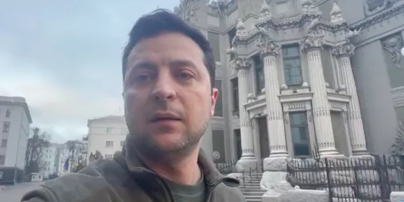 Volodymyr Zelensky nel video girato sabato mattina a Kiev (Twitter)